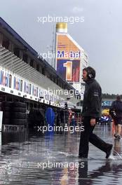 28.07.2000 Hockenheim, Deutschland, Unwetter und Gewitter in der Boxengasse heute Nachmittag nach dem Freien Training zum Formel 1 GP in Hockenheim. c xpb.cc
