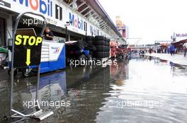 28.07.2000 Hockenheim, Deutschland, Nach Unwetter und Gewittersteht die Boxengasse unter Wasser heute Nachmittag nach dem Freien Training zum Formel 1 GP in Hockenheim. c xpb.cc