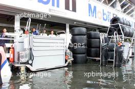 28.07.2000 Hockenheim, Deutschland, Unwetter und Gewitter setzen die Boxengasse unter Wasser heute Nachmittag nach dem Freien Training zum Formel 1 GP in Hockenheim. c xpb.cc