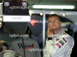 28.07.2000 Hockenheim, Deutschland, David Coulthard skeptisch in der McLaren-Box heute beim 1. Freien Training zum Formel 1 Grand Prix von Deutschland in Hockenheim. c xpb.cc