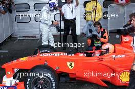 29.07.2000 Hockenheim, Deutschland, Michael Schumacher im Ferrari heute nach dem Qualifying zum Formel 1 Grand Prix von Deutschland in Hockenheim.  David Coulthard hinten.  c xpb.cc