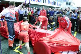 29.07.2000 Hockenheim, Deutschland, Michael Schumachers Ferrari heute am Samstag nach seinem Dreher beim Freien Training zum Formel 1 Grand Prix von Deutschland in Hockenheim. c xpb.cc