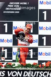 30.07.2000 Hockenheim, Deutschland, Rubens Barrichello, Ferrari jubelt nach seinem Sieg heute beim Formel 1 Grand Prix von Deutschland in Hockenheim.  c OnlineSport