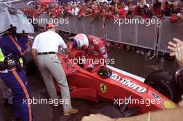 30.07.2000 Hockenheim, Deutschland, Michael Schumacher beglYckwYnscht seinen Teamkollegen Rubens Barrichello zum Sieg gestern beim Formel 1 Grand Prix von Deutschland in Hockenheim.  c xpb.cc