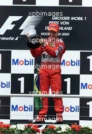 30.07.2000 Hockenheim, Deutschland, Rubens Barrichello, Ferrari jubelt nach seinem Sieg heute beim Formel 1 Grand Prix von Deutschland in Hockenheim.  c xpb.cc