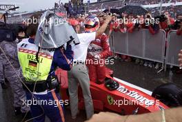 30.07.2000 Hockenheim, Deutschland, Michael Schumacher beglYckwYnscht seinen Teamkollegen Rubens Barrichello zum Sieg gestern beim Formel 1 Grand Prix von Deutschland in Hockenheim.  c xpb.cc