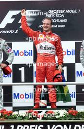 30.07.2000 Hockenheim, Deutschland, Rubens Barrichello feiert seinen Sieg gestern beim Formel 1 Grand Prix von Deutschland in Hockenheim.  c xpb.cc