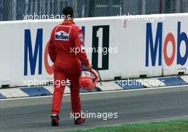 30.07.2000 Hockenheim, Deutschland, Michael Schumacher auf dem Weg zurYck in die Box nach seinem Startunfall heute beim Formel 1 Grand Prix von Deutschland in Hockenheim. c xpb.cc
