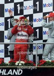 30.07.2000 Hockenheim, Deutschland, Rubens Barrichello dankt dem "Wettergott" nach seinem Sieg gestern beim Formel 1 Grand Prix von Deutschland in Hockenheim.  c xpb.cc