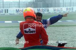 30.07.2000 Hockenheim, Deutschland, Ein Streckenposten zeigt Michael Schumacher den Weg in die Box nach seinem Startunfall heute beim Formel 1 Grand Prix von Deutschland in Hockenheim. c xpb.cc
