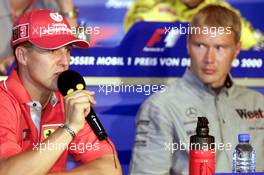 27.07.2000 Hockenheim, Deutschland, Michael Schumacher und Mika Hakkinen bei Pressekonferenz zum Formel 1 Grand Prix von Deutschland am Sonntag in Hockenheim. c xpb.cc