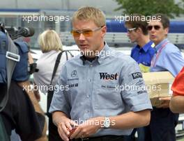 27.07.2000 Hockenheim, Deutschland, Mika Hakkinen heute bei Ankunft im Fahrerlager zum Formel 1 Grand Prix von Deutschland am Sonntag in Hockenheim. c xpb.cc