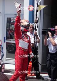 01.07.2000 Magny Cours, Frankreich, MICHAEL SCHUMACHER jubelt am Samstag nach schnellster Zeit im Qualifying zum Formel 1 GP von Frankreich in Magny Cours. c xpb.cc