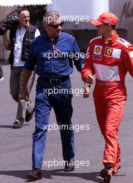 01.07.2000 Magny Cours, Frankreich, Michael Schumacher und Manager Willy Weber am Samstag vor dem Qualifying  zum Formel 1 GP von Frankreich in Magny Cours. c OnlineSport