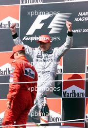 13.08.2000 Budapest, Ungarn,  Mika Hakkinen jubelt nach seinem Sieg beim Formel 1 Grand Prix von Ungarn in Budapest. Vorn Michael Schumacher. c xpb.cc