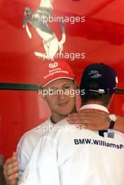 10.08.2000 Budapest, Ungarn,  Michael Schumacher mit Bruder Ralf heute im Fahrerlager im Vorfeld des Fornel 1 Grand Prix von Ungarn in Budapest. c xpb.cc