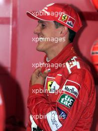 09.09.2000 Monza, Italien, Michael Schumacher lacht in der Ferrari-Box nach seiner schnellsten Zeit heute beim Qualifying zum Formel 1 Grand Prix von Italien in Monza. Schumacher startet morgen von der Pole-Position. c xpb.cc