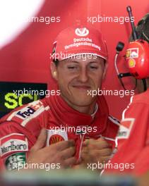 09.09.2000 Monza, Italien, Michael Schumacher beim Shake-Hands in Ferrari-Box nach seiner schnellsten Zeit heute beim Qualifying zum Formel 1 Grand Prix von Italien in Monza. Schumacher startet morgen von der Pole-Position. c xpb.cc