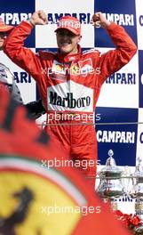 10.09.2000 Monza, Italien, Michael Schumacher jubelt nach seinem Sieg beim Formel 1 Grand Prix von Italien in Monza. c xpb.cc