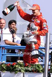 10.09.2000 Monza, Italien, Michael Schumacher jubelt nach seinem Sieg beim Formel 1 Grand Prix von Italien in Monza. c xpb.cc