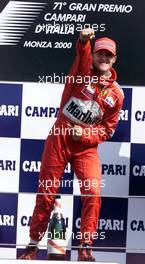 10.09.2000 Monza, Italien, Michael Schumacher jubelt nach seinem Sieg beim Formel 1 Grand Prix von Italien in Monza. c xpb.cc