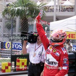 03.06.2000 Monte Carlo, Monaco, Ferraris Michael Schumacher jubelt nach Ende des Qualifyings zum Formel 1 GP von Monaco am morgigen Sonntag. Schumacher startet nach Bestzeit von der Pole-Position. c xpb.cc