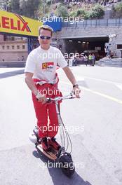 01.06.2000 Monte Carlo, Monaco, Michael Schumacher heute mit seinem Mini-Moped auf dem Weg zum 1. Freien Training zum Formel 1 GP von Monaco.  c xpb.cc