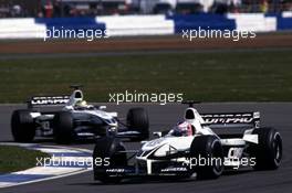 Jenson Button (GBR) Williams FW22 Bmw lead team-mate Ralf Schumacher (GER)