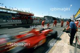 Michael Schumacher (GER) Ferrari F1 2000 1st position during a pit stop