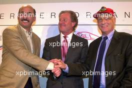 06.02.2001 London, GB, Bobby Rahal mit Niki Lauda und Jaguar-PrSsident Wolfgang Reitzle heute bei Vorstellung Laudas beim Formel 1 Team Jaguar Racing  in London. c xpb.cc