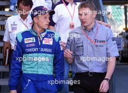 02.03.2001 Frankfurt, Deutschland, Kimi RSikksnen (Archivfoto mit Mika Häkkinen) soll angeblich doch mit dem Formel 1 Team McLaren-Mercedes in Verhandlungen stehen . c xpb.cc