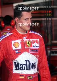 02.03.2001 Melbourne, Australien, Michael Schumacher am Freitag in der Ferrari-Box nach seinem schweren Unfall bei Freien Training zum Formel 1 Grand Prix im australischen Melbourne. c OnlineSport