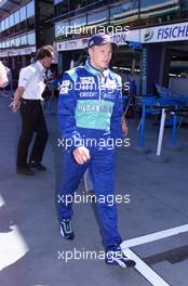 02.03.2001 Melbourne, Australien, Kimi RSikksnen (Sauber-Petronas) in der Boxengasse am Freitag beim Freien Training zum Formel 1 Grand Prix im australischen Melbourne. c xpb.cc