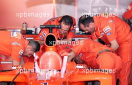 02.03.2001 Melbourne, Australien, Michael Schumachers Ferrar in der Box am Freitag beim Freien Training zum Formel 1 Grand Prix im australischen Melbourne. c xpb.cc