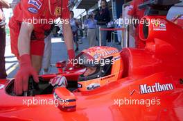 02.03.2001 Melbourne, Australien, Michael Schumacher in der Ferrari-Box beim Freien Training zum Formel 1 Grand Prix im australischen Melbourne. c xpb.cc
