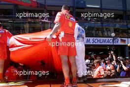 02.03.2001 Melbourne, Australien, Michael Schumachers Ferrari am Freitag in der Boxengasse nach Schumachers schweren Unfall bei Freien Training zum Formel 1 Grand Prix im australischen Melbourne. c xpb.cc