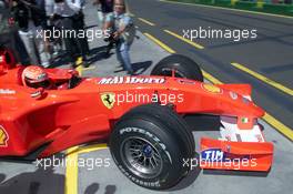 02.03.2001 Melbourne, Australien, Michael Schumacher auf dem Weg zu einer Runde bei Freien Training zum Formel 1 Grand Prix im australischen Melbourne. c xpb.cc