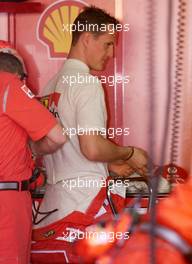 02.03.2001 Melbourne, Australien, Michael Schumacher  am Freitag in der Ferrari-Box nach Schumachers schweren Unfall bei Freien Training zum Formel 1 Grand Prix im australischen Melbourne. c xpb.cc