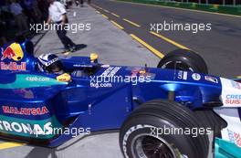 02.03.2001 Melbourne, Australien, Kimi RSikksnen im Sauber-Petronas am Freitag beim Freien Training zum Formel 1 Grand Prix im australischen Melbourne. c xpb.cc