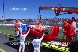 02.03.2001 Melbourne, Australien, Michael Schumachers Ferrari auf einem Abschleppwagen am Freitag in der Boxengasse nach Schumachers schweren Unfall bei Freien Training zum Formel 1 Grand Prix im australischen Melbourne. c xpb.cc