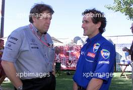 02.03.2001 Melbourne, Australien, Norbert Haug und Alain Prost am Freitag beim Freien Training zum Formel 1 Grand Prix im australischen Melbourne. c xpb.cc
