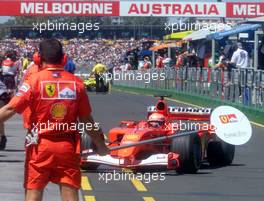 02.03.2001 Melbourne, Australien, Michael Schumacher am Freitag in der Boxengasse beim Freien Training zum Formel 1 Grand Prix im australischen Melbourne. c OnlineSport