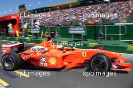 03.03.2001 Melbourne, Australien, Michael Schumacher im Esratzauto am Samstag zur letzten Runde beim Qualifying zum Formel 1 GP von Australien. Schumacher startet morgen aus der Pole-Position zum Formel 1 Grand Prix im australischen Melbourne.c xpb.cc