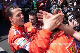 03.03.2001 Melbourne, Australien, Michael Schumacher jubelt am Samstag nach seiner schnellsten Zeit im Qualifying. Schumacher startet morgen aus der Pole-Position zum Formel 1 Grand Prix im australischen Melbourne.c xpb.cc