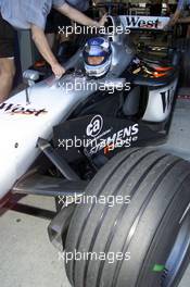 03.03.2001 Melbourne, Australien, Mika Hakkkinen mit Bridgestone Reifen in der McLaren-Box am Samstag beim Qualifying zum Formel 1 Grand Prix im australischen Melbourne. c xpb.cc