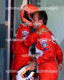 03.03.2001 Melbourne, Australien, Michael Schumacher jubelt am Samstag nach seiner schnellsten Zeit im Qualifying mit seinem Teamkollegen Rubens Barrichello. Schumacher startet morgen aus der Pole-Position zum Formel 1 Grand Prix im australischen Melbourne. c xpb.cc