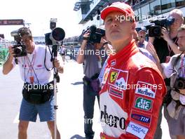 03.03.2001 Melbourne, Australien, Michael Schumacher in der Boxengasse am Samstag beim Qualifying zum Formel 1 Grand Prix im australischen Melbourne. c xpb.cc