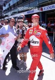 03.03.2001 Melbourne, Australien, Michael Schumacher in der Boxengasse am Samstag beim Qualifying  zum Formel 1 Grand Prix im australischen Melbourne. c xpb.cc