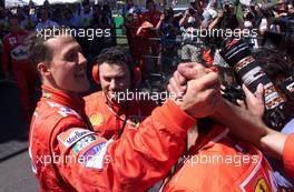 03.03.2001 Melbourne, Australien, Michael Schumacher jubelt am Samstag nach seiner schnellsten Zeit im Qualifying. Schumacher startet morgen aus der Pole-Position zum Formel 1 Grand Prix im australischen Melbourne.c xpb.cc