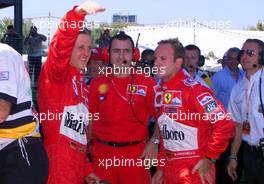 03.03.2001 Melbourne, Australien, Michael Schumacher und Rubens Barrichello am Samstag nach Schumachers schnellster Zeit im Qualifying. Schumacher startet morgen aus der Pole-Position zum Formel 1 Grand Prix im australischen Melbourne. c  xpb.cc